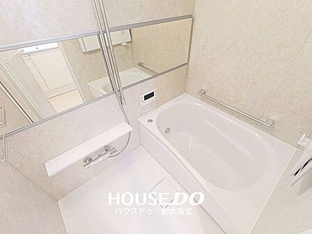 ■壁がアクセントパネルになっており、おしゃれな空間を演出しています!■キレイなお風呂でゆっくりとおくつろぎください♪