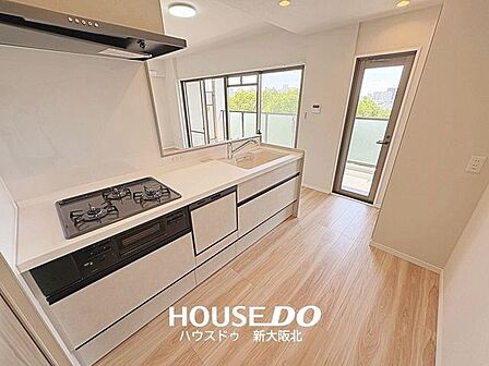 ■窓つきなので、お料理のニオイもお部屋に残しません!■明るい日差しも差し込み、開放的なキッチンスペースです♪