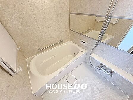 ■追い焚き、浴室乾燥付きです!■壁のアクセントパネルが、おしゃれな空間を演出しています!■キレイなお風呂でゆっくりとおくつろぎください♪