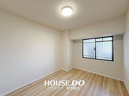 ■玄関横にある6.4帖洋室■子供部屋や寝室などにお使いいただける洋室が3部屋ございます!