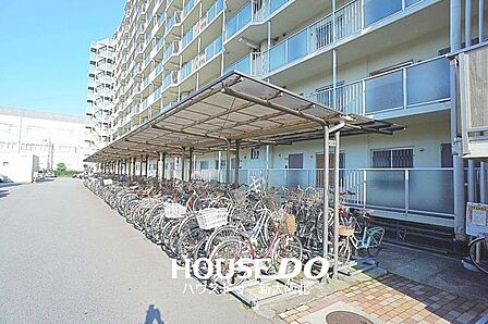 ■敷地内には屋根付き駐輪場を完備♪■雨や直射日光の影響を受けにくく、毎日の自転車利用にも便利です!