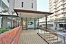 エントランス：■雨風をしのげる屋根付きのエントランス♪マンション内の共用部分もしっかり確保されています！