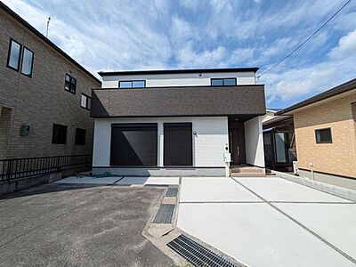 外観：静かな住宅街にたたずむ重厚感あるお家。落ち着いた色合いが素敵ですね。