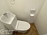 トイレ：温水洗浄付きのトイレは、清潔で快適な使用感を提供し、毎日の生活をより便利で心地よくします。リラックスできる空間を作り出します