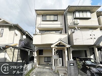 外観：静かな住宅街にたたずむ重厚感あるお家。落ち着いた色合いが素敵ですね。