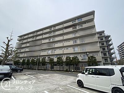 外観：大規模マンションは、堅牢で重厚な外観が特徴です。鉄筋コンクリート造の高層建築が多く、耐久性に優れています。共用部分のリフォームやメンテナンスがしっかりと行われており、資産価値の向上が期待できます。