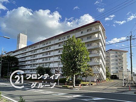 2WAYアクセス利用可能で通勤・通学に便利!緑が多く落ち着いた雰囲気があり、マンションと周辺の雰囲気が調和されて住み心地が良さそうです。