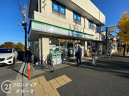 ファミリーマート洛西新林本通店 徒歩8分。 570m