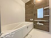 心地よいバスタイムを楽しめる、広々としたバスルームです。快適な空間で、日々の疲れを癒す贅沢な時間を提供します。