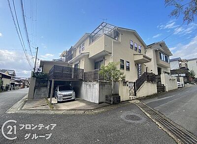 外観：シンプルながらも存在感のある外観で、住む人を魅了し、日常に特別な時間をもたらす戸建てです