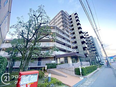シンプルながらも存在感のあるマンション外観は、住む人を魅了し、日常に特別な時間をもたらします。