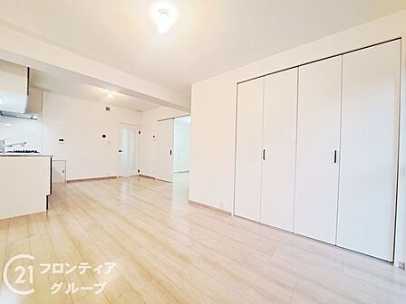 リビングは、落ち着いた色合いのフローリングが特徴です。家族の時間を大切にする理想的な空間です。