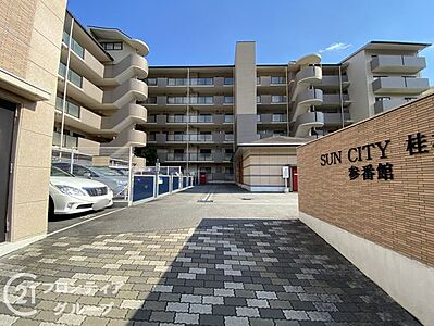 外観:モダンなデザインが魅力のマンション外観は、スタイリッシュで洗練された印象を与え、住む人のセンスを引き立てます。周囲の景観とも調和し、日々の生活に彩りを添えます。 外観:モダンなデザインが魅力のマンション外観は、スタイリッシュで洗練された印象を与え、住む人のセンスを引き立てます。周囲の景観とも調和し、日々の生活に彩りを添えます。