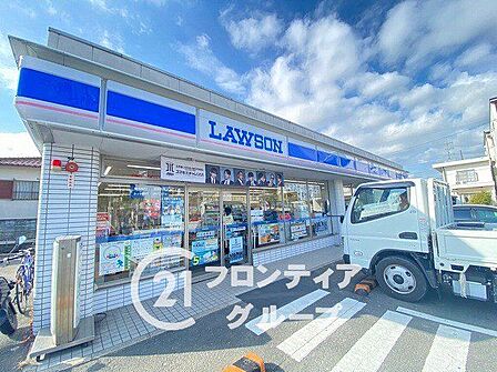徒歩3分。ローソン男山長沢店　徒歩10分。 230m