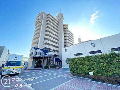 外観:シンプルながらも存在感のあるマンション外観は、住む人を魅了し、日常に特別な時間をもたらします。都会的なデザインが魅力で、住む人に誇りを与える空間です 外観:シンプルながらも存在感のあるマンション外観は、住む人を魅了し、日常に特別な時間をもたらします。都会的なデザインが魅力で、住む人に誇りを与える空間です