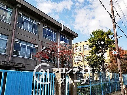 京都市立桃山小学校 徒歩7分。 530m