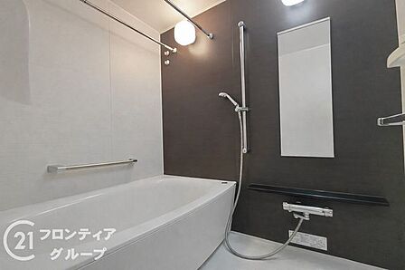 バスタブ付きで、ゆったりとお風呂に浸かり、疲れた体を癒せる贅沢な空間です。