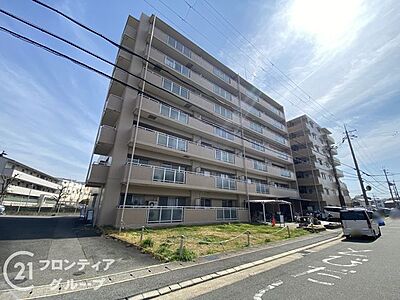 外観:シンプルで洗練されたマンション外観は、住む人のセンスを引き立て、落ち着いた雰囲気を提供します。都会的なデザインが魅力で、住む人に誇りを与える空間です。 外観:シンプルで洗練されたマンション外観は、住む人のセンスを引き立て、落ち着いた雰囲気を提供します。都会的なデザインが魅力で、住む人に誇りを与える空間です。