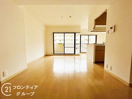 リフォーム済みのリビングは、洗練されたデザインと快適な空間が広がり、家族の集う場所にぴったりです!