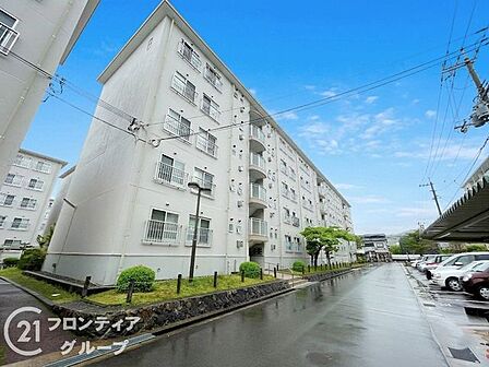 スーパー、コンビニが徒歩圏内のマンションは、日常の買い物が便利で、生活の利便性が高い魅力的な住環境です!