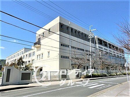 長岡京市立長岡中学校 徒歩3分。 170m