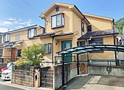 静かな住宅街にたたずむ重厚感あるお家。落ち着いた色合いが素敵ですね。
