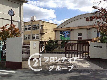 京都市立久世中学校 徒歩9分。 670m