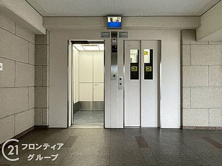 エレベーターホールは、住民の皆様が快適に移動できるよう設計されています。広々としたスペースは、混雑時でもスムーズな乗降を可能にします。