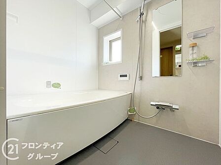 窓があるのでこまめに換気ができますね。バスタブ付きで、ゆったりとお風呂に浸かり、疲れた体を癒せる贅沢な空間です。清潔感あふれるリフォーム済みのバスルームで快適な時間を。