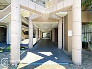 エントランスは、独特の雰囲気があり、歴史を感じさせる趣深い空間で、訪れる人に印象的な体験を提供します！