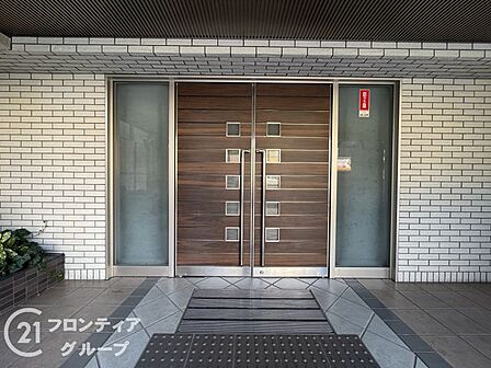 毎日通り抜ける場所だからこそ、この開放感と清潔感は嬉しいポイントですね!段差の少ない設計や手入れの行き届いた植栽から、住む人の快適さを第一に考えたおもてなしの心が伝わってきて安心しますね