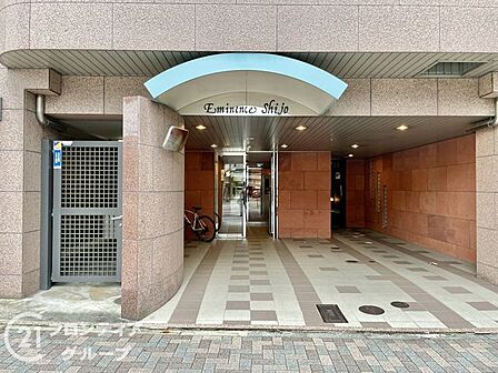 温かみのあるエントランスは、住む人を優しく迎え、訪れる人にも心地よい印象を与える魅力的な空間です!