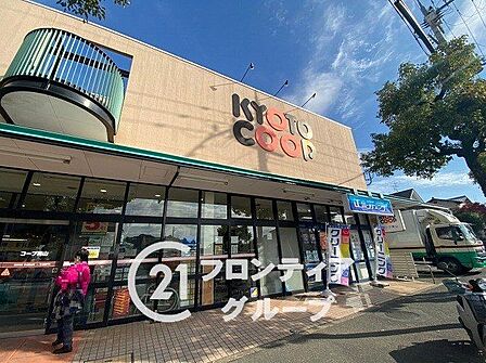 コープ男山 徒歩8分。 590m