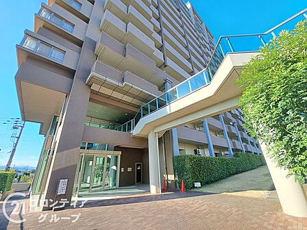 広々と開放的なアプローチは住まう方のプライバシーに配慮した設計で、植栽の緑が美しく整えられた空間を通り抜けるたびに、都会の喧騒を忘れて心穏やかなひとときを過ごせる上質なエントランスです