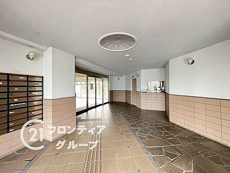 機能的なロビーで、住む人が快適に過ごせるよう配慮されています