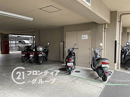 駐輪場は、住民の皆様の自転車を安全に保管できるスペースです。広々とした設計で、出し入れがしやすく、使い勝手が良いです。
