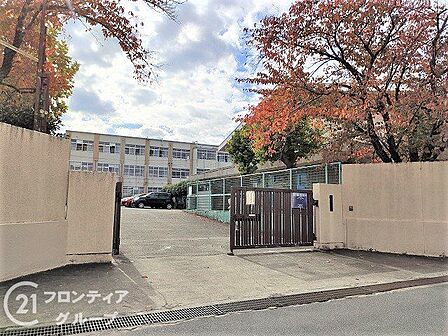 京都市立羽束師小学校 徒歩8分。 570m