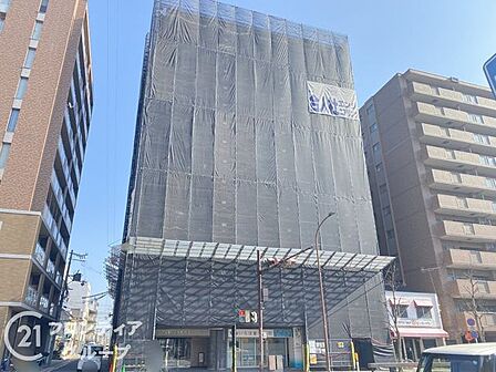落ち着いた色調の雰囲気が映える、気品溢れる佇まいの邸宅です 周囲の景観と調和しながらも確かな存在感を放つ美しいデザインが住まう方の誇りを満たします