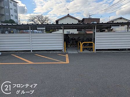 清潔感あふれるアプローチを歩くたび、プライベートな時間へと切り替わるワクワク感がありますね!緑豊かな環境に包まれた入り口は、ゲストを招く際も自信を持ってエスコートできる誇らしい空間です