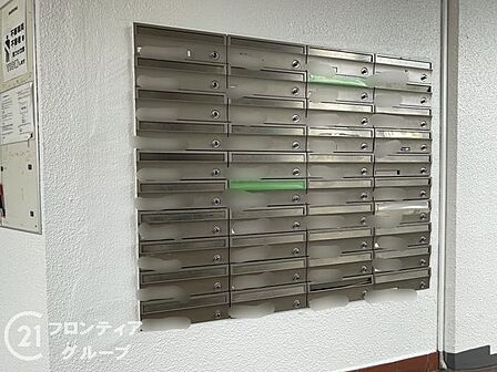 整理整頓されたロビーは、管理の行き届いた上質な暮らしを物語っています。清潔感あふれるホワイトの壁面と機能的なボックスが配置され、日常の利便性と美しさが共存しています。安心を感じさせる共用スペースです