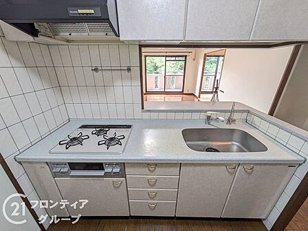 丁寧にお手入れされた3口コンロのシステムキッチンです シンクも広々としており、お料理中もリビングのご家族と会話を楽しめる設計が魅力 毎日の家事がもっとスムーズに、楽しくなりそうな清潔感溢れる空間です