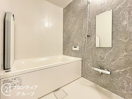 一日の疲れを癒す、ゆったりとした広さの浴室です。上質な素材で統一された空間は、まるでプライベートスパのような心地よさを提供します