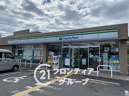 ファミリーマート伏見桃山東店 徒歩2分。 110m