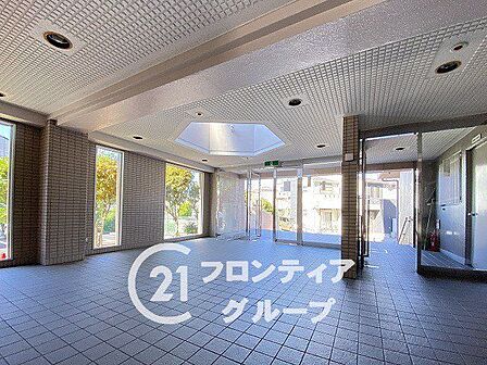 大きな窓から明るい陽光が入り、まるで開放的なサロンにいるような心地よさですね！デザイン性の高い照明が夜にはまた違う表情を見せてくれるので、帰宅のたびに心が癒やされますね！