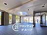 その他：大きな窓から明るい陽光が入り、まるで開放的なサロンにいるような心地よさですね！デザイン性の高い照明が夜にはまた違う表情を見せてくれるので、帰宅のたびに心が癒やされますね！