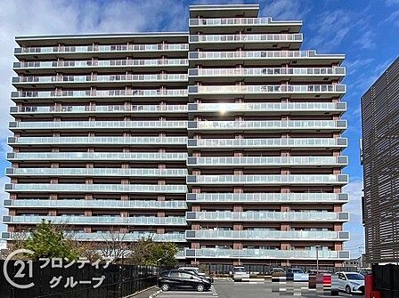 開放感あふれるマンション外観は、明るい印象を与え、住む人に心地よい空間を提供します。自然光を取り入れたデザインが魅力で、日々の生活を豊かにします