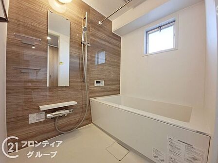 清潔感あふれるホワイトとダークブラウンのコントラストが美しい洗練されたバスルームですね!ゆとりある浴槽で足を伸ばしてゆったりとくつろぎながら、至福のバスタイムを満喫できる空間です