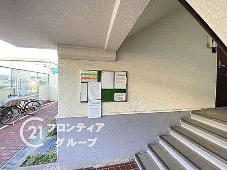 必要最低限の設備が整ったロビーで、実用性を重視した空間です