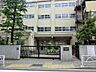 周辺：通学路は穏やかな住宅街の中の道なので、お子さんの通学も安心。