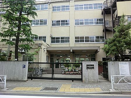 通学路は穏やかな住宅街の中の道なので、お子さんの通学も安心。